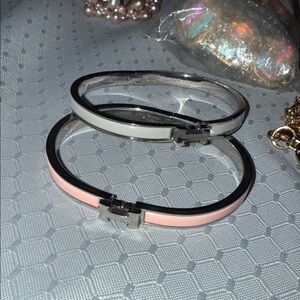 Preloved bracelet great condition H closer inspire piece.